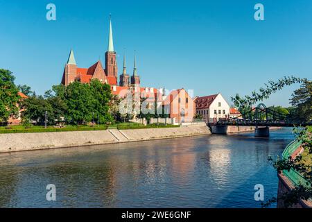Pologne, voïvodie de Basse-Silésie, Wroclaw, l'île de la cathédrale avec le pont Tumski, l'église collégiale de Sainte-Croix et Saint-Barthélemy et la cathédrale de Saint-Barthélemy John Baptist Banque D'Images