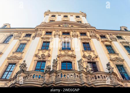 Pologne, Voïvodie de Basse-Silésie, Wroclaw, Musée du Collège avec Tour mathématique de l'Université de Wroclaw Banque D'Images