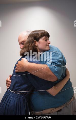 Père embrassant sa fille avec du fil noué autour Banque D'Images