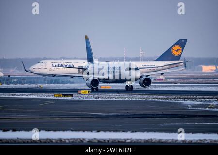 Lufthansa Boeing 747-8, Découvrez Airbus A320-200, auf dem Weg zur Starbahn West, Flughafen Frankfurt FRA, Fraport, im Winter, Hessen, Deutschland Flughafen FRA *** Lufthansa Boeing 747 8, Découvrez Airbus A320 200, sur le chemin de la piste ouest, Francfort FRA aéroport, Fraport, en hiver, Hesse, Allemagne FRA aéroport Banque D'Images