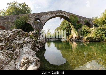 Pont romain historique à Cangas de Onis, Asturies, Espagne Banque D'Images