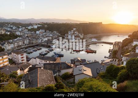 Ville portuaire de Luarca dans les Asturies, Espagne Banque D'Images