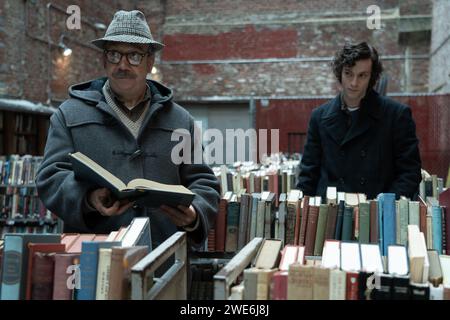 DATE DE SORTIE : 10 novembre 2023. TITRE : les retenues. STUDIO : Miramax. RÉALISATEUR : Alexander Payne. INTRIGUE : personne n'aime le professeur Paul Hunham pas ses étudiants, pas ses collègues professeurs, pas le directeur, qui trouvent tous sa pomposité et sa rigidité exaspérantes. Sans famille ni nulle part où aller pendant les vacances de Noël en 1970, Paul reste à l’école pour superviser les élèves incapables de rentrer chez eux. AVEC DOMINIC SESSA dans le rôle d'Angus Tully, PAUL GIAMATTI dans le rôle de Paul Hunham. (Image de crédit : © Miramax/Entertainment Pictures/ZUMAPRESS.com) USAGE ÉDITORIAL SEULEMENT! Non destiné à UN USAGE commercial ! Banque D'Images