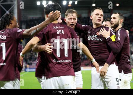 Edimbourg, Royaume-Uni. 23 janvier 2024. Parc Tynecastle. Edimbourg. Cinch Scottish Premiership .Hearts v Dundee 23 janvier 2024 pendant le match entre Hearts et Dundee Hearts, Yutara Oda est félicité par ses coéquipiers après avoir marqué le but de la victoire 3-2 (crédit photo : Alamy Live News/David Mollison) crédit : David Mollison/Alamy Live News Banque D'Images