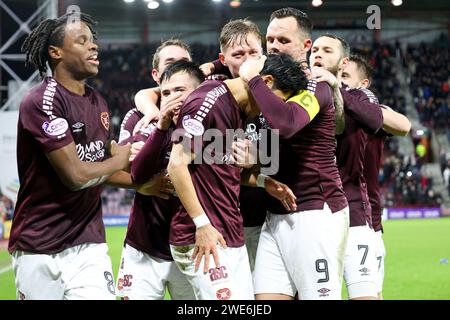 Edimbourg, Royaume-Uni. 23 janvier 2024. Parc Tynecastle. Edimbourg. Cinch Scottish Premiership .Hearts v Dundee 23 janvier 2024 pendant le match entre Hearts et Dundee Hearts Yutara Oda est félicité par ses coéquipiers après avoir marqué le vainqueur dans une victoire 3-2 (crédit photo : Alamy Live News/David Mollison) crédit : David Mollison/Alamy Live News Banque D'Images