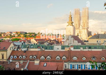 Croatie, Zagreb, Maisons en face de la cathédrale de Zagreb Banque D'Images
