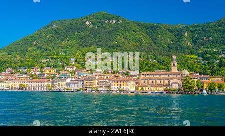 Italie, Lombardie, Salo, ville au bord du lac de Garde en été Banque D'Images