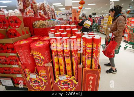 Richmond, Canada. 23 janvier 2024. Les clients magasinent pour le nouvel an lunaire chinois à venir dans un supermarché à Richmond, en Colombie-Britannique, au Canada, le 23 janvier 2024. Crédit : Liang Sen/Xinhua/Alamy Live News Banque D'Images