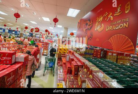 Richmond, Canada. 23 janvier 2024. Les clients magasinent pour le nouvel an lunaire chinois à venir dans un supermarché à Richmond, en Colombie-Britannique, au Canada, le 23 janvier 2024. Crédit : Liang Sen/Xinhua/Alamy Live News Banque D'Images