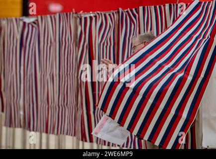 Derry, États-Unis. 23 janvier 2024. Les électeurs ont voté à la primaire du New Hampshire sur un site de vote à la Pinkerton Academy à Derry, New Hampshire, le 23 janvier 2024. Le républicain Haley espère devancer l'ancien président américain Donald J. Trump dans les sondages du New Hampshire tandis que le démocrate Dean Phillips espère prendre de l'ampleur contre le président Joe Biden. Photo par Amanda Sabga/UPI crédit : UPI/Alamy Live News Banque D'Images