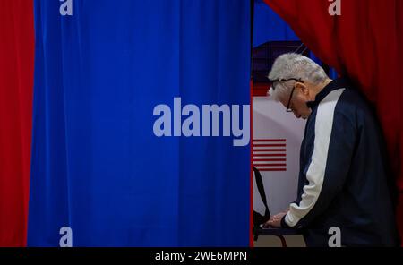 Derry, États-Unis. 23 janvier 2024. Les électeurs ont voté à la primaire du New Hampshire sur un site de vote à la Pinkerton Academy à Derry, New Hampshire, le 23 janvier 2024. Le républicain Haley espère devancer l'ancien président américain Donald J. Trump dans les sondages du New Hampshire tandis que le démocrate Dean Phillips espère prendre de l'ampleur contre le président Joe Biden. Photo par Amanda Sabga/UPI crédit : UPI/Alamy Live News Banque D'Images