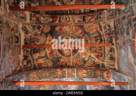 234 peintures au plafond dans l'église Sainte-Marie de Leusa avec ses peintures murales vandalisées de 1812 AD représentant des scènes de la Bible. Permet-Albanie. Banque D'Images