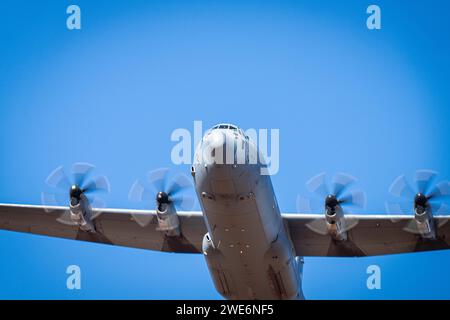 A ÉTATS-UNIS Un avion Hercules C-130J de la Force aérienne affecté au Escadron de transport aérien 61st, à partir de la base aérienne de Little Rock, atterrit dans la zone d'atterrissage de Hubbard, à fort Huachuca, en Arizona, tout en assistant au cours d'équipage Advanced Tactics au Centre avancé d'entraînement tactique de transport aérien, à 18 avril 2023. Depuis 1983, l'AATTC est basé à St. Joseph, Missouri, a fourni une formation tactique avancée aux équipages de transport aérien de la Garde nationale aérienne, Commandement de la Réserve de la Force aérienne, Commandement de la mobilité aérienne, États-Unis Corps marin et 17 nations alliées. (É.-U. Photo de la Force aérienne par le Sgt. Patrick Evenson) Banque D'Images