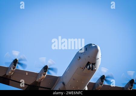 A ÉTATS-UNIS Un avion Hercules C-130J de la Force aérienne affecté au Escadron de transport aérien 61st, à partir de la base aérienne de Little Rock, atterrit dans la zone d'atterrissage de Hubbard, à fort Huachuca, en Arizona, tout en assistant au cours d'équipage Advanced Tactics au Centre avancé d'entraînement tactique de transport aérien, à 18 avril 2023. Depuis 1983, l'AATTC est basé à St. Joseph, Missouri, a fourni une formation tactique avancée aux équipages de transport aérien de la Garde nationale aérienne, Commandement de la Réserve de la Force aérienne, Commandement de la mobilité aérienne, États-Unis Corps marin et 17 nations alliées. (É.-U. Photo de la Force aérienne par le Sgt. Patrick Evenson) Banque D'Images