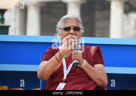 Kolkata, Inde. 23 janvier 2024. Écrivain éminent et lauréat Padma Bhushan 2023 Sudha Murthy prend la parole à la rencontre littéraire Tata Steel Kolkata 2024 au Victoria Memorial Hall. (Photo de Sayantan Chakraborty/Pacific Press) crédit : Pacific Press Media production Corp./Alamy Live News Banque D'Images