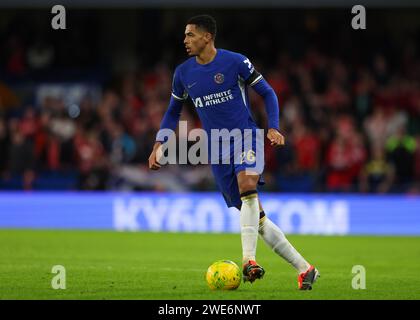 Stamford Bridge, Chelsea, Londres, Royaume-Uni. 23 janvier 2024. Carabao Cup football, demi-finale, deuxième étape, Chelsea contre Middlesbrough ; Levi Colwill de Chelsea sur le ballon crédit : action plus Sports/Alamy Live News Banque D'Images