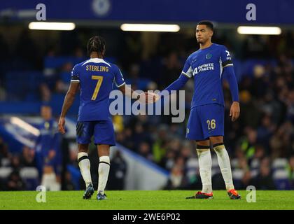 Stamford Bridge, Chelsea, Londres, Royaume-Uni. 23 janvier 2024. Carabao Cup football, demi-finale, deuxième étape, Chelsea contre Middlesbrough ; Raheem Sterling de Chelsea avec Levi Colwill de Chelsea Credit : action plus Sports/Alamy Live News Banque D'Images