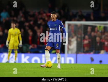 Stamford Bridge, Chelsea, Londres, Royaume-Uni. 23 janvier 2024. Carabao Cup football, demi-finale, deuxième étape, Chelsea contre Middlesbrough ; Thiago Silva de Chelsea passe le ballon au milieu de terrain crédit : action plus Sports/Alamy Live News Banque D'Images