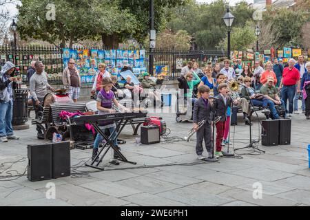 Groupe de jeunes enfants jouant de la musique sur Jackson Square dans le quartier français de la Nouvelle-Orléans Banque D'Images