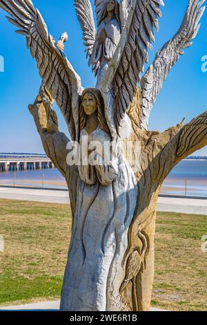 Angel Tree sculpture par Dayle Lewis sur la plage de Bay St. Louis, Mississippi Banque D'Images