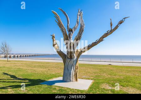 Angel Tree sculpture par Dayle Lewis sur la plage de Bay St. Louis, Mississippi Banque D'Images