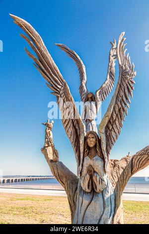 Angel Tree sculpture par Dayle Lewis sur la plage de Bay St. Louis, Mississippi Banque D'Images