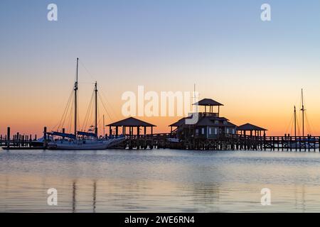 Biloxi Schooner Pier Complex abrite deux répliques de voiliers à tirant d'eau peu profond utilisés pour des charters le long de la côte du golfe du Mississippi à Biloxi Mississippi Banque D'Images