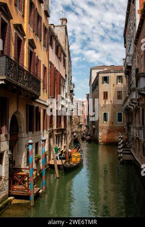 Venise, Italie, 14 mai 2022. Un canal vénitien par une journée ensoleillée, la vue depuis Ponte dei Barcaroli. Banque D'Images