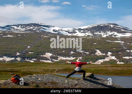 Yoga dans le nord sur une randonnée, Laponie, Suède Banque D'Images