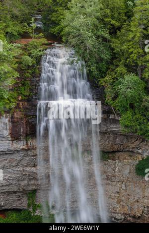 À 256 mètres Fall Creek Falls dans le parc d'État de Fall Creek Falls près de Spencer, Tennessee est la plus haute chute d'eau à l'est des Rocheuses Banque D'Images
