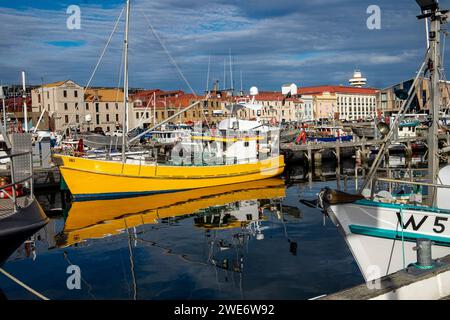 Bateaux de pêche et anciens entrepôts sur le front de mer de Hobart, en Tasmanie Banque D'Images