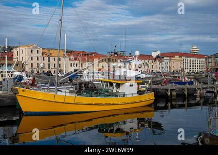 Bateaux de pêche et anciens entrepôts sur le front de mer de Hobart, en Tasmanie Banque D'Images