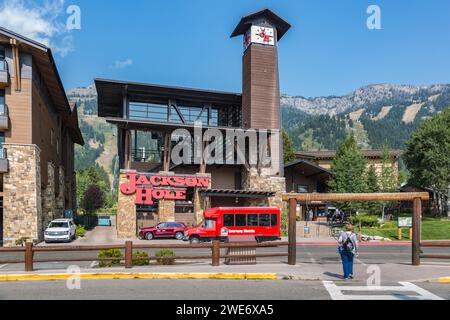 Station de tramway aérien Jackson Hole avec tour de l'horloge à Teton Village, Jackson, Wyoming Banque D'Images