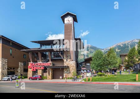 Station de tramway aérien Jackson Hole avec tour de l'horloge à Teton Village, Jackson, Wyoming Banque D'Images