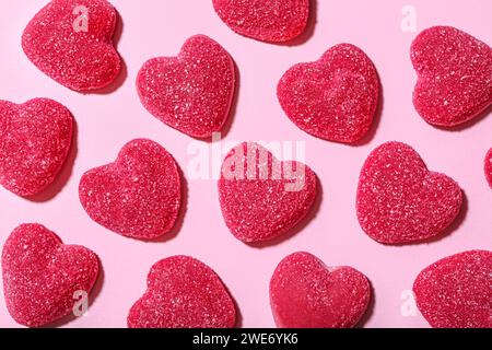 Bonbons de gelée sucrés en forme de coeurs sur fond rose. Fête de la Saint-Valentin Banque D'Images