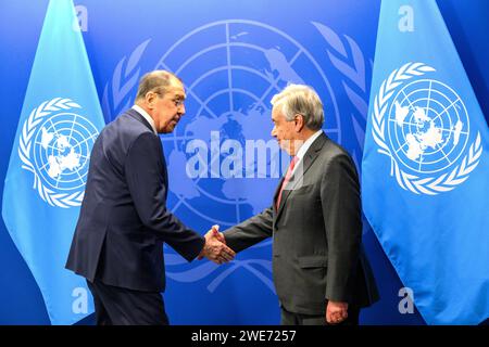 New York, États-Unis. 23 janvier 2024. Le Secrétaire général des Nations Unies Antonio Guterres (à droite) accueille le ministre russe des Affaires étrangères Sergei Lavrov avant leur rencontre au siège de l'ONU. La réunion a eu lieu peu de temps après que le Parlement turc a approuvé l'entrée de la Suède à l'OTAN, permettant une expansion historique de l'alliance après l'invasion de l'Ukraine par la Russie. Crédit : Enrique Shore/Alamy Live News Banque D'Images