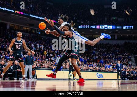 23 janvier 2024 : l'attaquant des Wildcats du Kentucky Aaron Bradshaw (2) attaque l'attaquant des Gamecocks de Caroline du Sud B.J. Mack (2) alors qu'il va chercher le ballon dans le match de basket-ball SEC à Colonial Life Arena à Columbia, SC. (Scott Kinser/CSM) (image de crédit : © Scott Kinser/Cal Sport Media) Banque D'Images