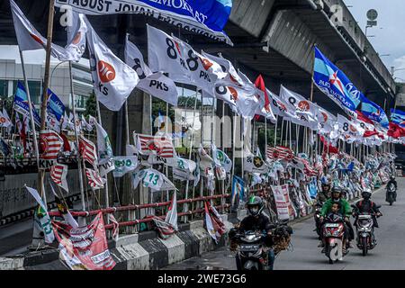 Des véhicules publics passent devant des centaines de médias visuels de campagne à Bogor City, Java Ouest, Indonésie, le 23 janvier 2024 Banque D'Images