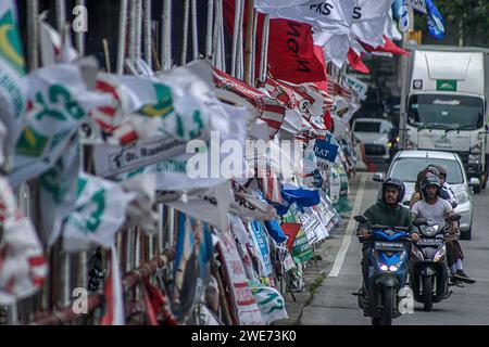 Des véhicules publics passent devant des centaines de médias visuels de campagne à Bogor City, Java Ouest, Indonésie, le 23 janvier 2024 Banque D'Images