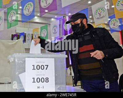 Un membre du parti vote au centre référendaire du district de Yenisehir à Diyarbakir. Le Parti de l'égalité des peuples et de la démocratie (Parti DEM), soutenu par une grande partie du peuple kurde vivant en Turquie, prépare les élections municipales qui se tiendront dans toute la Turquie le 31 mars 2024. Le parti DEM a organisé un référendum direct dans 10 centres provinciaux et dans de nombreux districts où vivent de nombreux Kurdes, afin de déterminer les noms à nommer pour les co-maires, les membres des conseils municipaux et les membres de l'assemblée générale provinciale. Rien qu'à Diyarbakir, 20 000 délégués du parti Banque D'Images