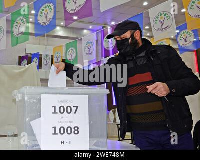 Un membre du parti vote au centre référendaire du district de Yenisehir à Diyarbakir. Le Parti de l'égalité des peuples et de la démocratie (Parti DEM), soutenu par une grande partie du peuple kurde vivant en Turquie, prépare les élections municipales qui se tiendront dans toute la Turquie le 31 mars 2024. Le parti DEM a organisé un référendum direct dans 10 centres provinciaux et dans de nombreux districts où vivent de nombreux Kurdes, afin de déterminer les noms à nommer pour les co-maires, les membres des conseils municipaux et les membres de l'assemblée générale provinciale. Rien qu'à Diyarbakir, 20 000 délégués du parti Banque D'Images