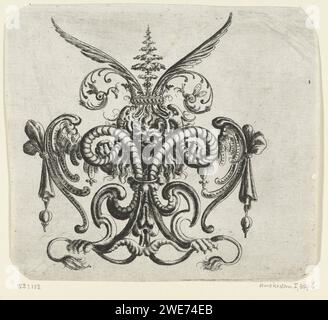 Tête de lion entre deux serpents recourbés, Christoph Jamnitzer, 1573 - 1610 imprimer le lion porte une couronne sur sa tête avec un arbre entre deux feuilles de palmier et deux volutes de vignes à feuilles. Feuille d'une série de décorations plates avec grotesken, cartouches, ovales, mascarons, putti et créatures fantastiques. La série se compose de trois magazines de titre, deux magazines de texte avec la mission et la préface et 60 magazines, répartis sur trois livres. Allemagne (peut-être) gravure du papier Banque D'Images