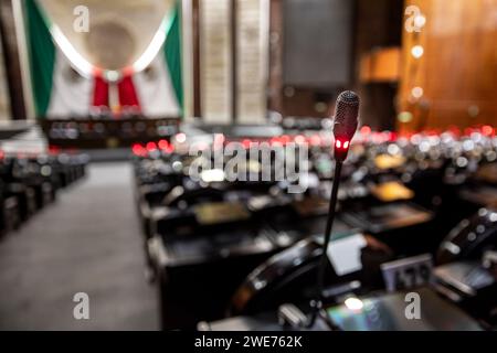 Mexico, Mexique. 07 août 2023. Microphone pour les membres du Congrès à la Chambre des députés du Mexique au Palais législatif de San Lazaro. Banque D'Images