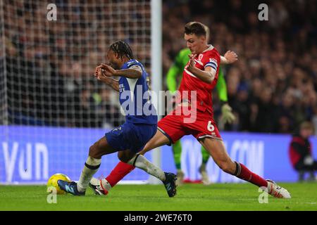 Stamford Bridge, Chelsea, Londres, Royaume-Uni. 23 janvier 2024. Carabao Cup football, demi-finale, deuxième étape, Chelsea contre Middlesbrough ; Raheem Sterling de Chelsea a son tir bloqué par DAEL Fry de Middlesbrough Credit : action plus Sports/Alamy Live News Banque D'Images