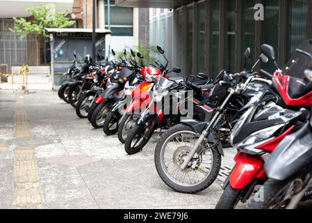 Salvador, Bahia, Brésil - 05 janvier 2024 : plusieurs motos sont vues garées dans une rue du quartier de Comercio dans la ville de Salvador, Bahi Banque D'Images