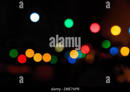 Boules de bokeh, fond sombre abstrait avec des lumières colorées, tir de nuit, Barcelone, Espagne Banque D'Images