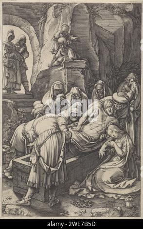 Graflegging van Christus, anonyme, d'après Hendrick Goltzius, 1596 - 1667 print Christ est placé dans une tombe dans une grotte par un certain nombre d'hommes. Les Maria et l'apôtre Jean pleurent. Au premier plan, la couronne d'épines et le pot de pommade de Maria Magdalena. Pays-Bas gravure sur papier de l'entombement du Christ (peut-être par des anges). Le corps du Christ sur ou dans la tombe Banque D'Images