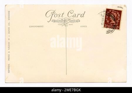 Carte postale vintage vierge au dos avec timbre-poste britannique rouge foncé de 2 shilling, cachet postal 1954 Banque D'Images