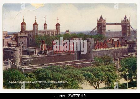 Vue de carte postale colorée à la main de la Tour de Londres et du Tower Bridge depuis le nord-ouest, oblitéré postal 1954, montrant des signes d'utilisation et d'âge. Banque D'Images