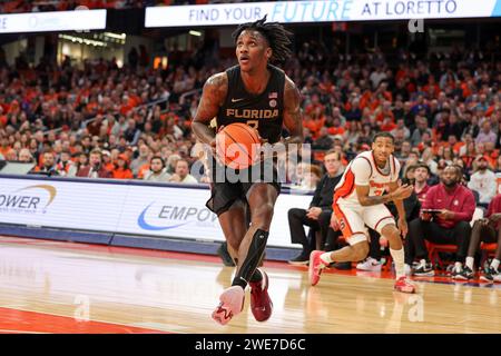 Syracuse, New York, États-Unis. 23 janvier 2024. Lors du match de basket-ball de conférence ACC entre l'Université de Syracuse et l'Université d'État de Floride, l'attaquant de l'État de Floride JAMIR WATKINS (2 ans) participe à un dunk lors de la seconde moitié du match qui se tient au JMA Wireless Dome sur le campus de l'Université de Syracuse. (Image de crédit : © Scott Rausenberger/ZUMA Press Wire) USAGE ÉDITORIAL SEULEMENT! Non destiné à UN USAGE commercial ! Banque D'Images